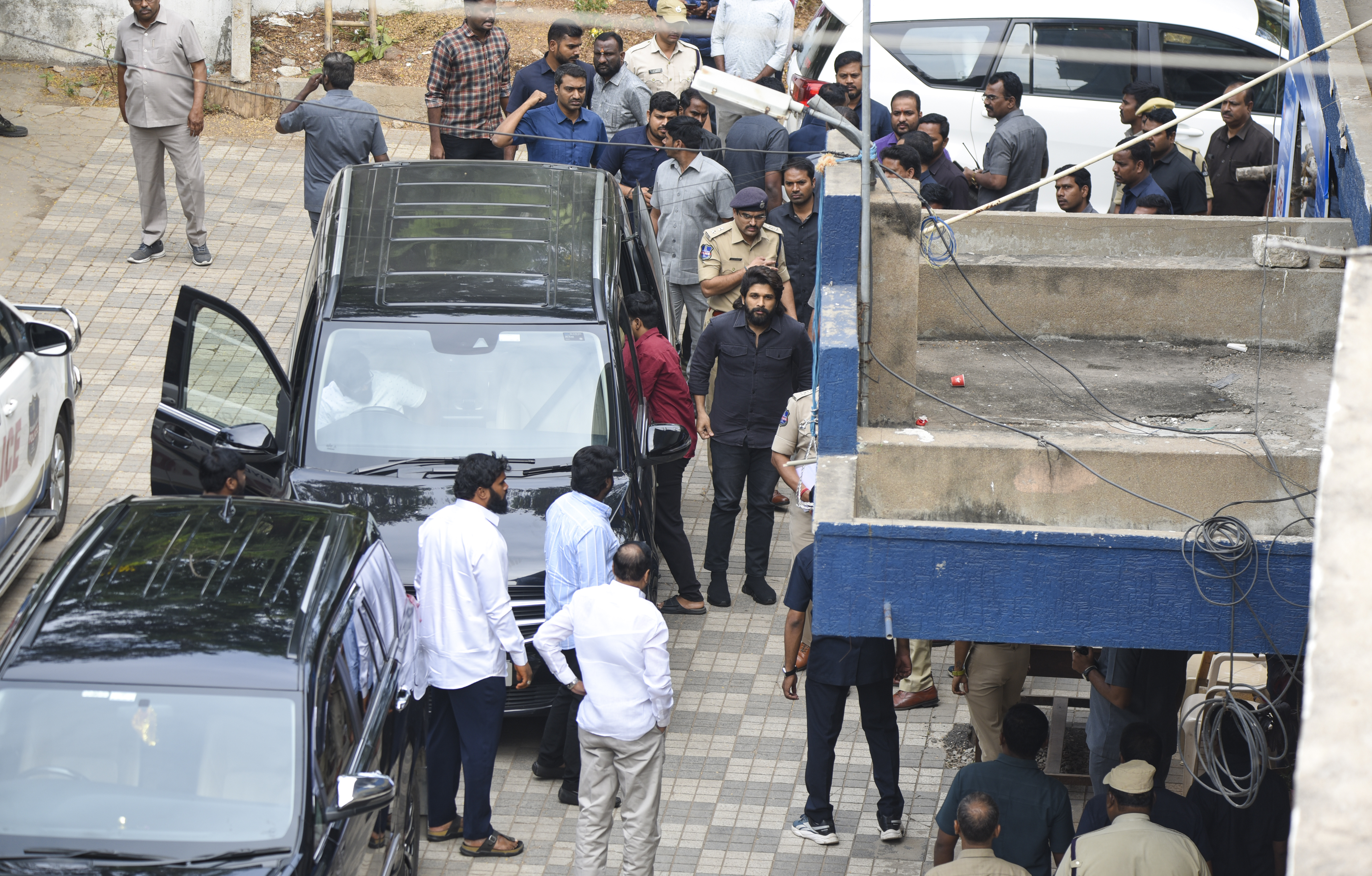 अल्लू अर्जुन पहुंचे पुलिस स्टेशन